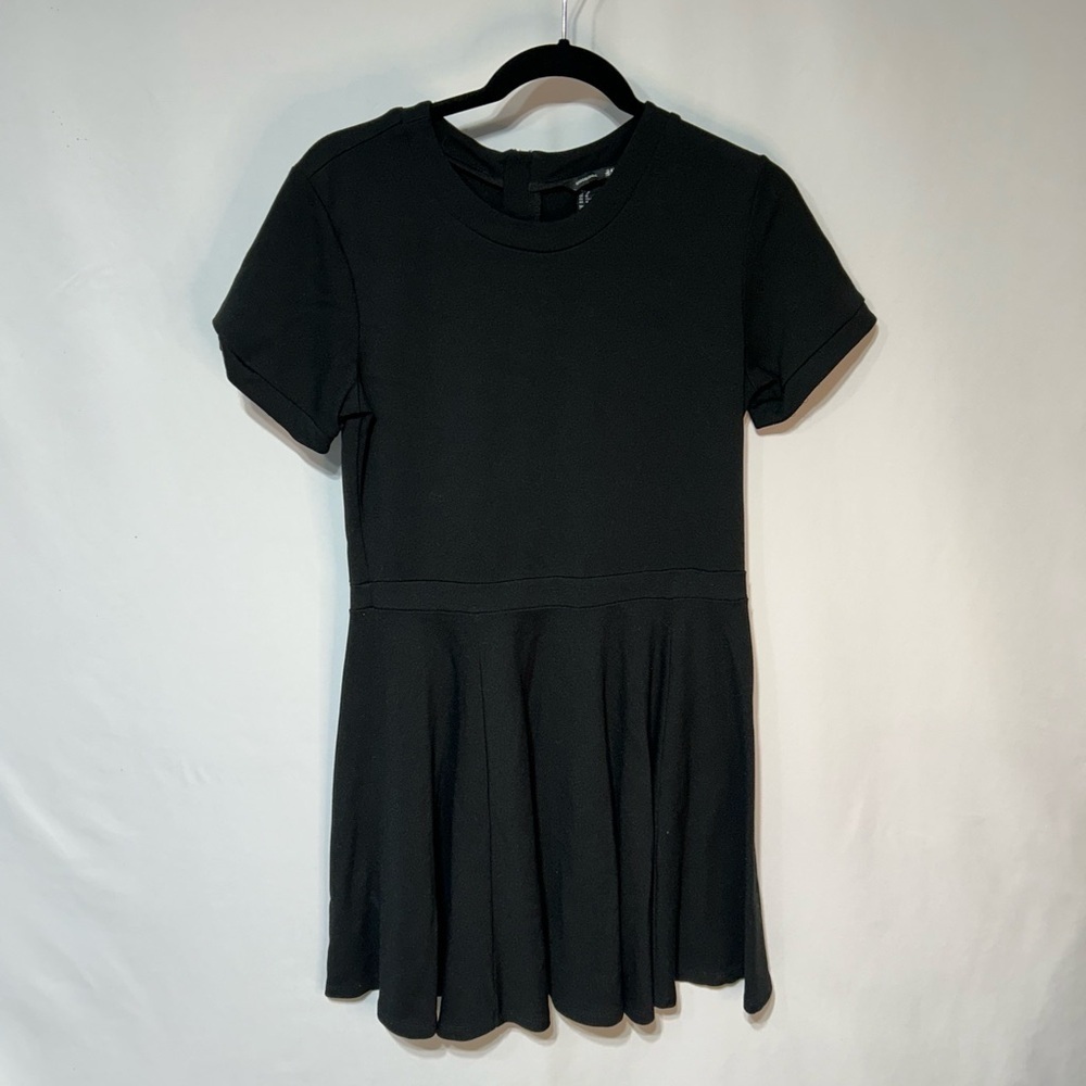 H&M woman’s short sleeve A-Line dress. Black. Size medium. Zipper closure.